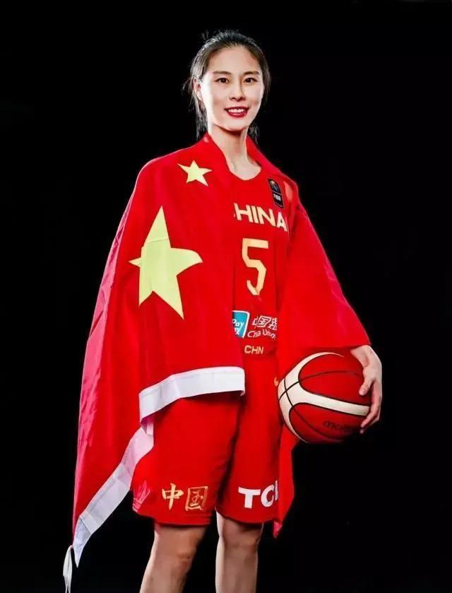 关于球员们在赛场上拼尽全力，尽显运动精神，引人瞩目的信息