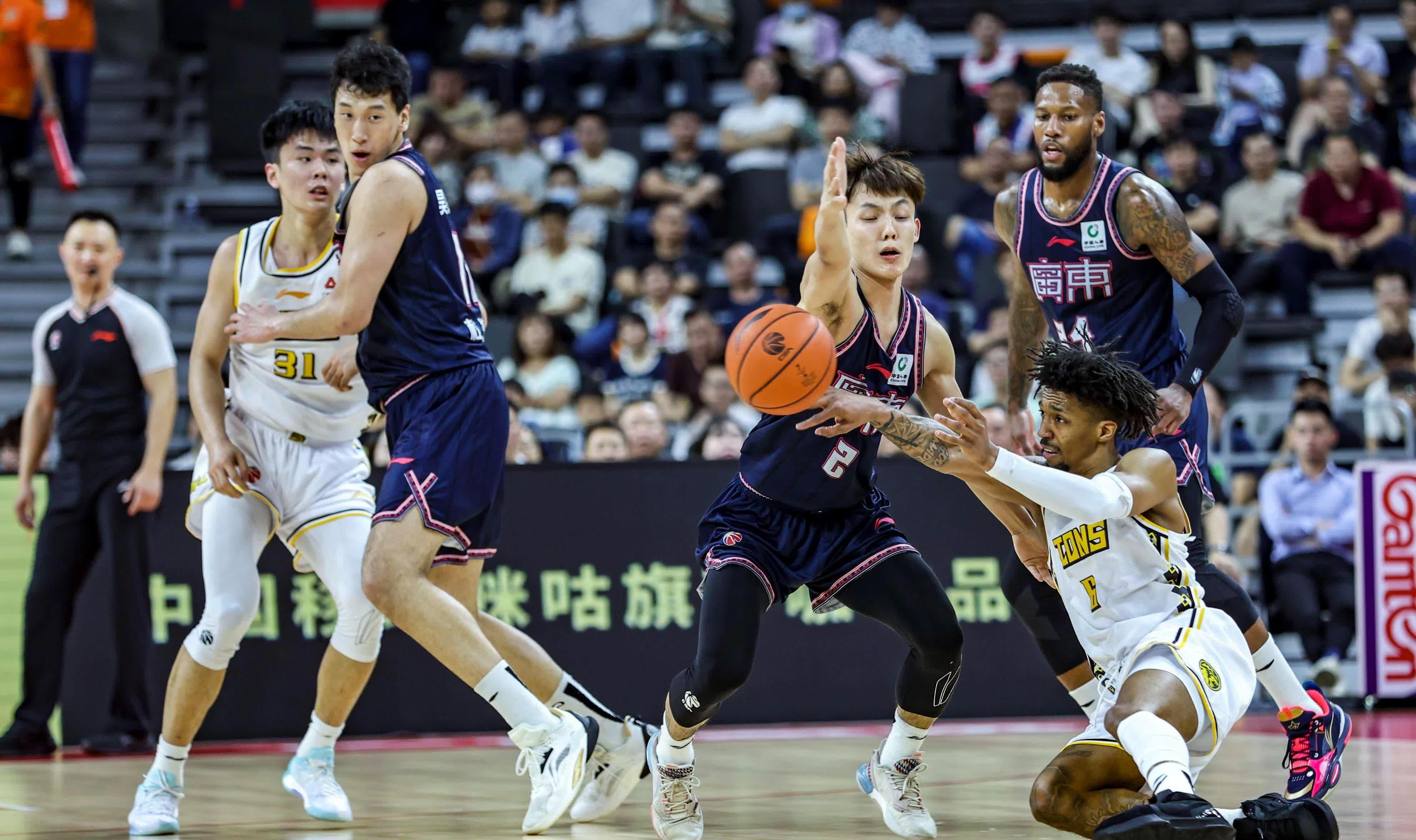 关于广东队大比分击败对手，稳步前进强势领跑的信息
